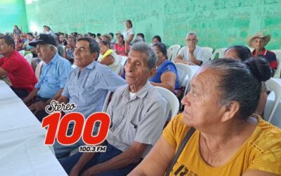 Adultos mayores participan en convivio navideño