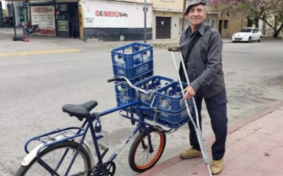 La historia del jubilado que reparte soda en bicicleta para comer y expone un drama de Argentina
