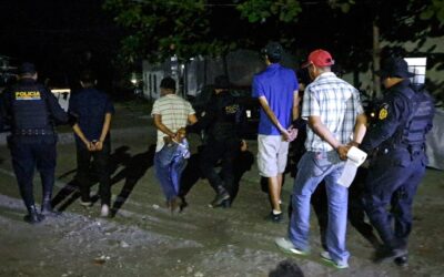 Cuatro detenidos en Cuyotenango portaban fusiles, pistolas y municiones  
