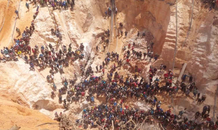 Derrumbe en mina de oro en Venezuela deja decenas de personas atrapadas