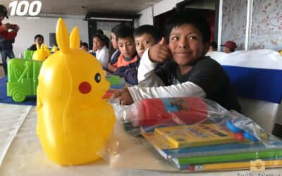 Niños en La Esperanza reciben útiles escolares