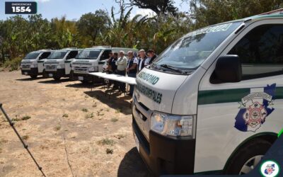 Bomberos Municipales Departamentales entregan cinco unidades tipo ambulancia