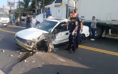 Un herido deja colisión entre vehículo y camión
