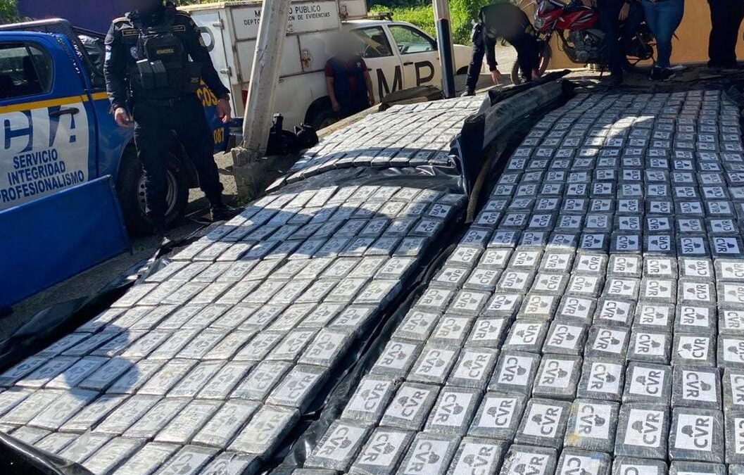 Incautan más de 800 kilos de cocaína, la cual transportaban en el techo de un furgón