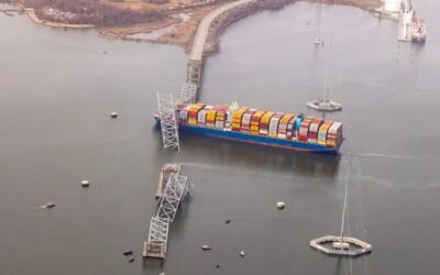 Barco utiliza por primera vez canal alternativo para evitar restos del naufragio tras colapso de puente en Baltimore