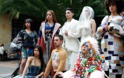 Diseñadores de moda en Bogotá llaman a reciclar con vestidos de materiales reutilizables