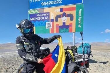 El venezolano que emigró y ahora recorre el mundo en motocicleta