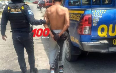 Hombre detenido en la zona 3 de Xela por agredir a mujer y a un agente de PNC
