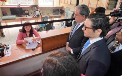 Gobierno de Guatemala denuncia a exministra de Salud por irregularidades en compra de vacunas contra COVID-19