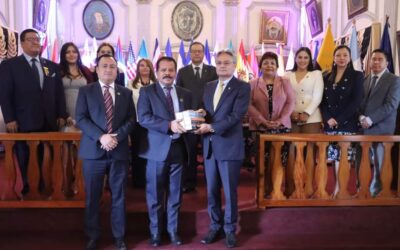 Embajador de Ecuador dona libros para Quetzaltenango