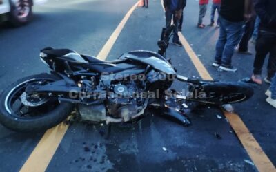 Joven motorista muere al impactar con picop