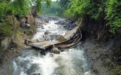 Colapsa puente que comunica a más de 1 mil familias