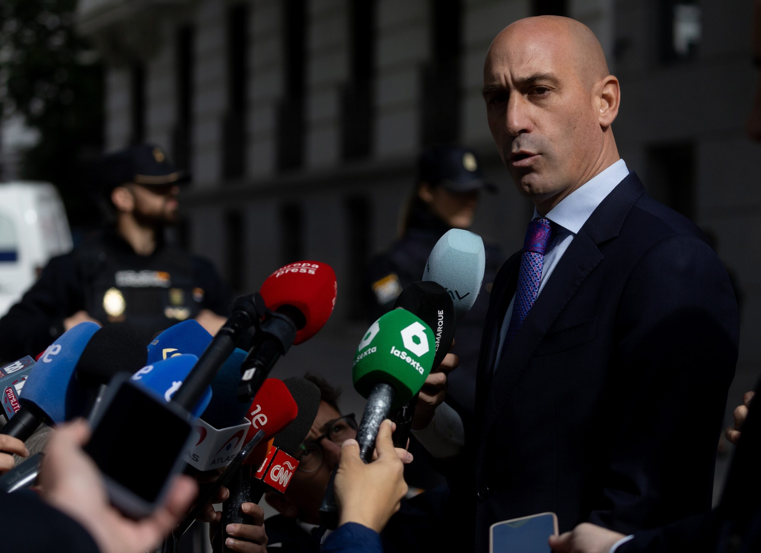 El expresidente de la Real Federación Española de Fútbol (RFEF), Luis Rubiales, ofrece declaraciones a los medios en la Audiencia Nacional, a 17 de mayo de 2024, en Madrid (España).