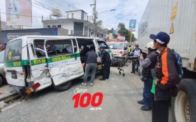 Seis heridos en colisión entre microbús y tráiler
