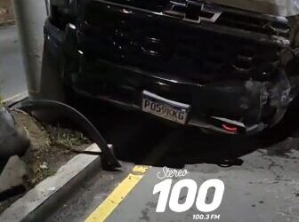 Picop colisiona contra dos postes en la zona 3 de Quetzaltenango