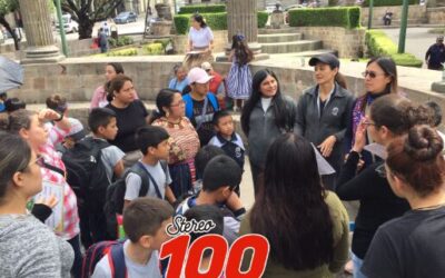 Alumnos de colegio comparten alimentos en Parque a Centroamérica de Xela