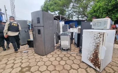 Incautan sillas para videojuegos, refrigeradoras, teléfonos y animales en cárcel de Escuintla