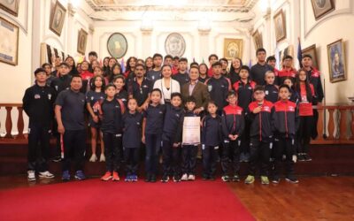 Juramentan a triatletas que competirán en Estados Unidos