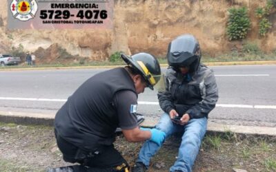 Motorista derrapa y cae a hondonada