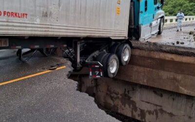 Colapsa puente en Jutiapa y tráiler queda a punto de caer en socavamiento