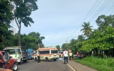 Mujer, quien iba en motocicleta, muere arrollada por un picop
