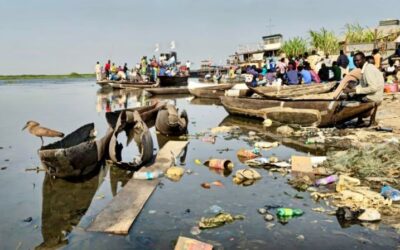 El río Nilo en África se asfixia con desechos