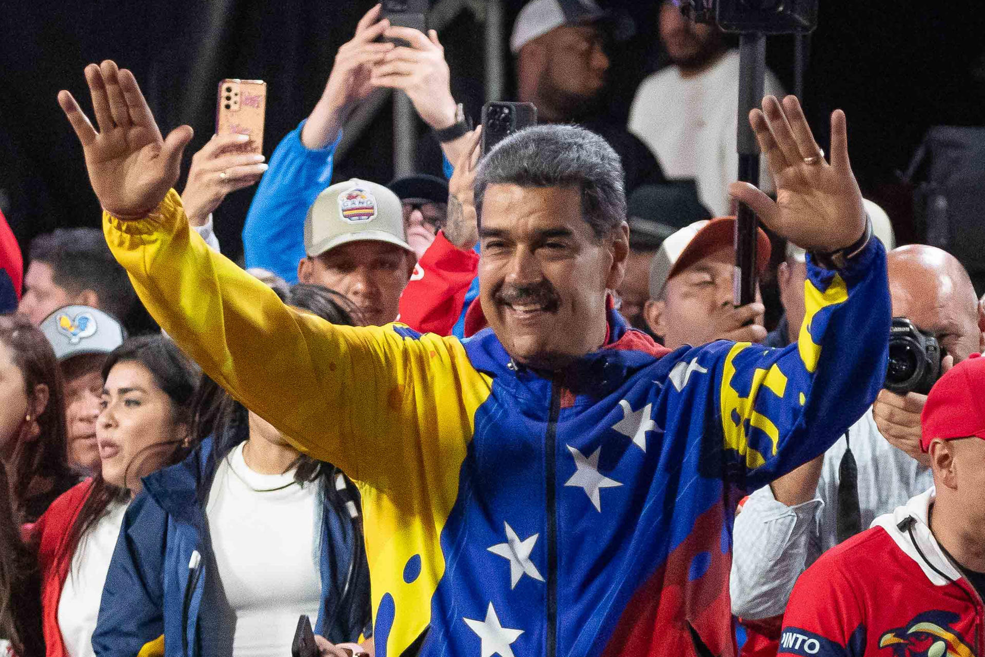 Miles de venezolanos salieron a las calles a protestar luego de que el Consejo Nacional Electoral (CNE) confirmó la victoria de Nicolás Maduro en la contienda presidencial, en medio de acusaciones de fraude realizadas por la oposición y dudas por parte de sectores de la comunidad internacional. Las manifestaciones ocurren este lunes tanto en Caracas, la capital del país, como en las zonas del interior. Maduro fue más temprano proclamado ganador por el CNE para un tercer periodo como mandatario (2025-2030). El organismo adelantó los resultados el domingo, cuando su presidente, Elvis Amoroso, declaró que el candidato del Partido Socialista Unido de Venezuela tenía una ventaja «inrreversible» frente a Edmundo González, su principal opositor. En las redes sociales circularon videos que muestran a los manifestantes gritando consignas contra Maduro, mientras cierran avenidas y quemaban neumáticos en sectores populares que tradicionalmente habían sido bastiones electorales del oficialismo.