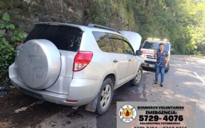 Vehículo impacta contra paredón