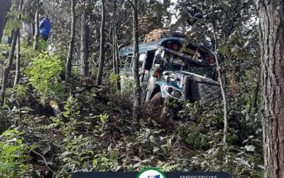 Bus cae a hondonada en la ruta entre Sololá y El Quiché
