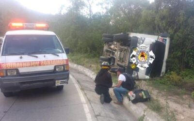 Camión que transportaba repuestos vuelca en Totonicapán