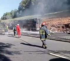 Se incendia camión que transportaba cilindros con gas propano