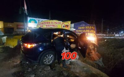 Mujer colisiona contra muro de contención