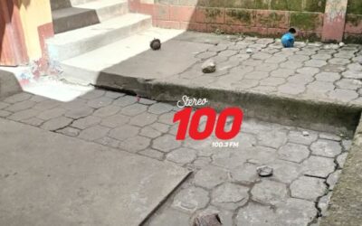 Localizan cuchillo con sangre, piedras y piezas de vehículo en escuela de Xela