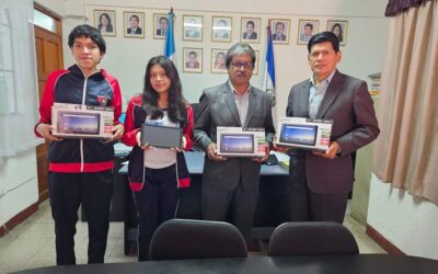 Entregan computadoras portátiles a centro educativo de Quetzaltenango