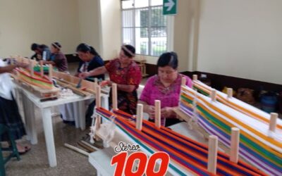 Grupo de artesanas se especializa en tejidos