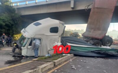 Tráiler cae de paso a desnivel y motorista se salva de morir