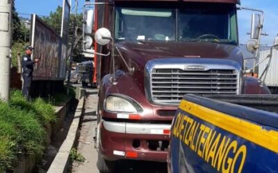 Asaltantes abandonan tráiler en la zona 2 de Quetzaltenango