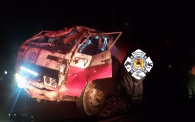 Dos accidentes en ruta Interamericana: Un vehículo colisiona con piedra y camión impacta con paredón