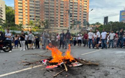 Fuerza Armada de Venezuela denuncia golpe de Estado y manifiesta apoyo incondicional a Maduro