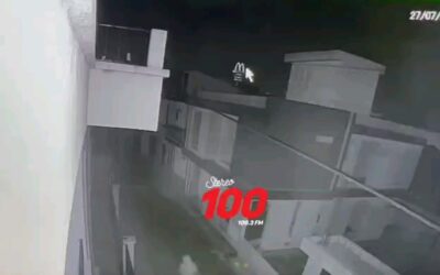 Cámara graba cuando sujetos le disparan a vehículo