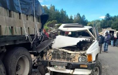 Tres heridos luego de colisión entre picop y camión