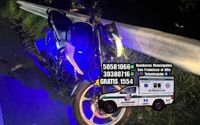 Dos personas, quienes viajaban en motocicleta, caen a hondonada de unos 100 metros