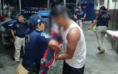 PNC evita tragedia, que involucra a madre y bebé, en Puerto San José