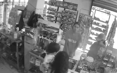 Graban a pareja que asalta a encargada de tienda