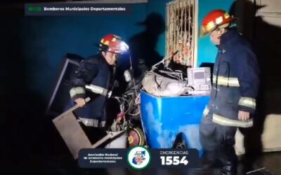 Bomberos evacúan a familia por inundaciones