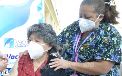 Arcely Rabanales cumple 34 años de laborar como enfermera