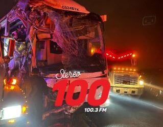 Bus se empotra en un paredón en la ruta Interamericana