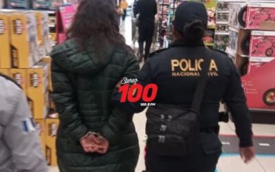 Arrestan a mujer quien es señalada de robar artículos en centro comercial