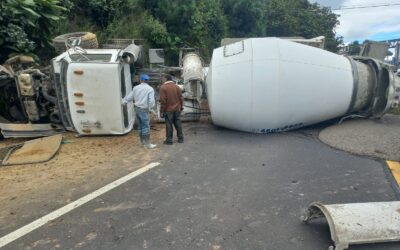 Vuelca camión en la ruta Interamericana