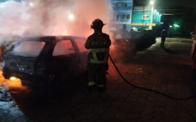 Incendian tres vehículos consignados en la zona 2 de Quetzaltenango